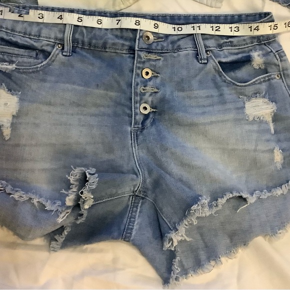 5 Pairs of Jean Shorts
All Shorts have the same Measurements - Picture 5 of 6